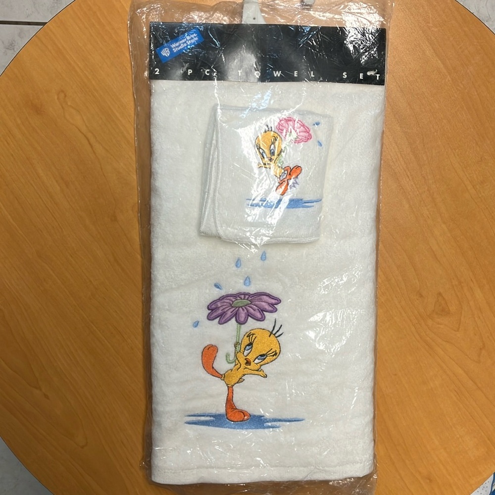 Warner Bros 1999 Looney Tunes Tweety Bird Embroidered Towel Set